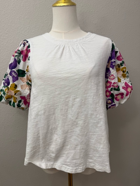 Voy Tops - Voy Women’s White Top with Floral Puff Sleeves